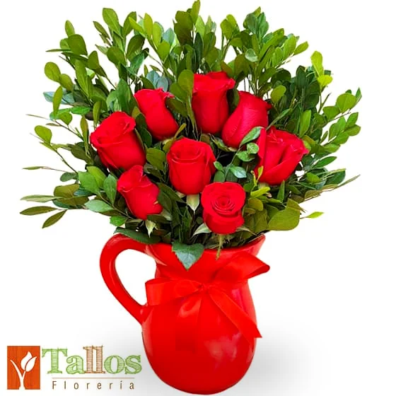 Arreglo floral de rosas rojas en base de jarra de cerámica color rojo ideal para regalo de amor romántico con entrega a domicilio en Lima